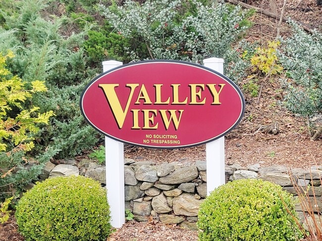 96 Valley Dr in New Milford, CT - Building Photo - Building Photo