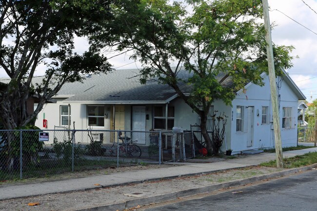 908 14th St in West Palm Beach, FL - Building Photo - Building Photo