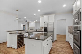 5801 Hillcrest Ave in Dallas, TX - Building Photo - Building Photo