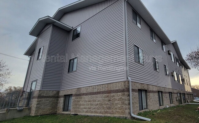 131 Cedar St E in St. Joseph, MN - Building Photo - Building Photo