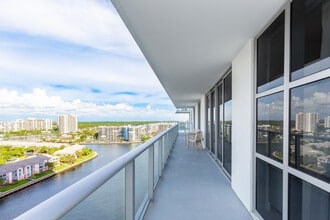 4010 S Ocean Dr in Hollywood, FL - Building Photo - Building Photo