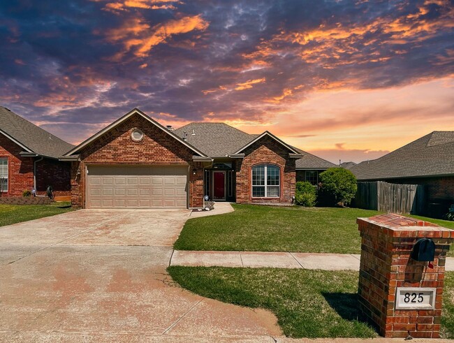 property at 825 SW 39th St