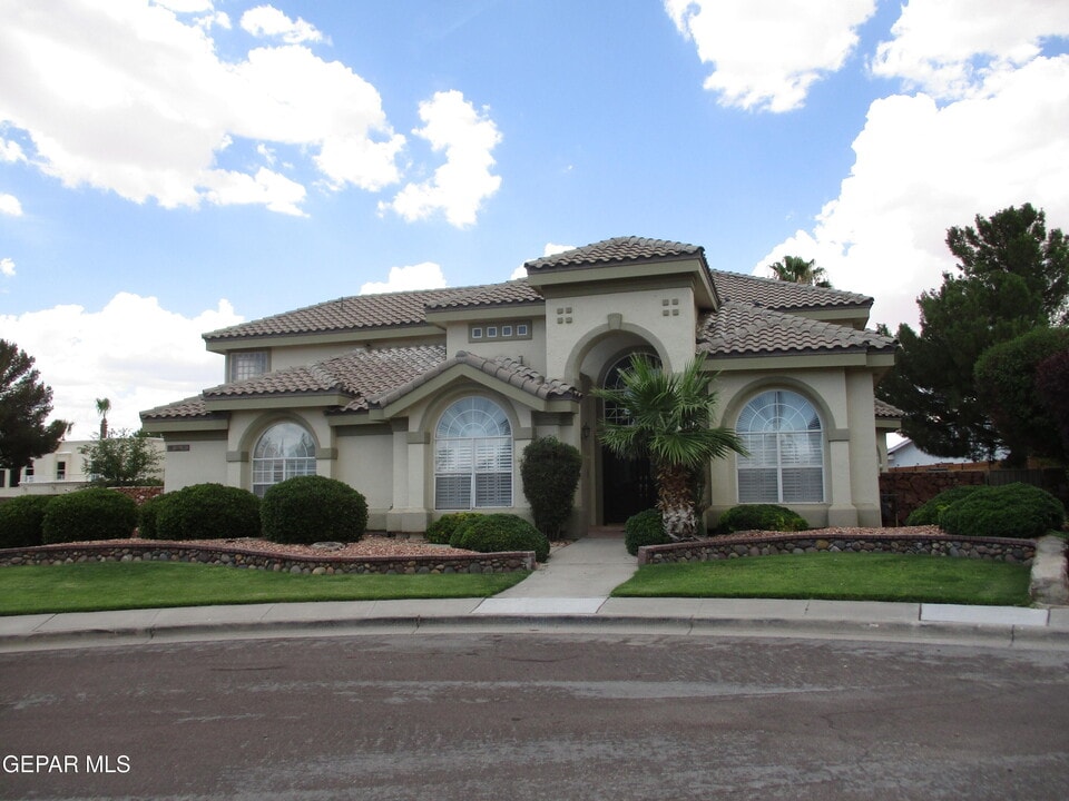 2030 Paseo Del Prado Dr in El Paso, TX - Building Photo