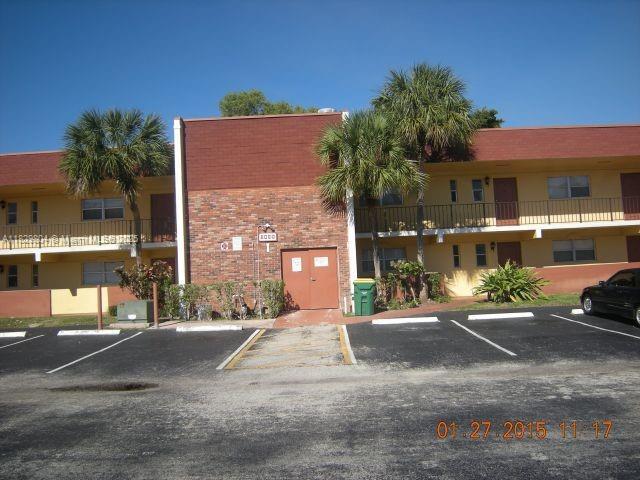 8060 N Colony Cir in Tamarac, FL - Building Photo