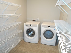 2180 State Hwy 13, Unit 212 in Mendota Heights, MN - Foto de edificio - Building Photo