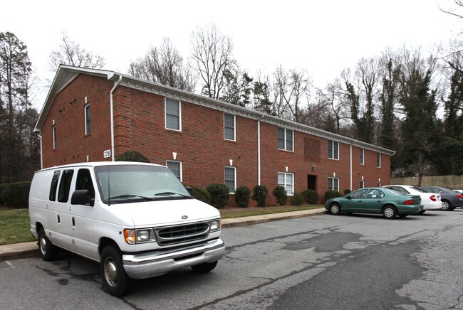 New Garden Apartments in Greensboro, NC - Foto de edificio - Building Photo