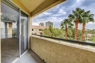 230 E Flamingo Rd in Las Vegas, NV - Building Photo - Building Photo