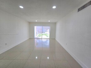 7520 SW 82nd St in Miami, FL - Building Photo - Building Photo