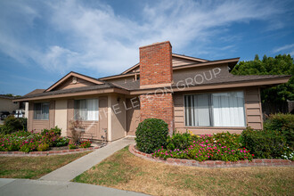 17052 Grove Cir in Huntington Beach, CA - Building Photo - Building Photo