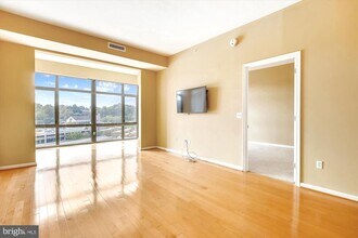 2720 S Arlington Mill Dr in Arlington, VA - Building Photo - Building Photo