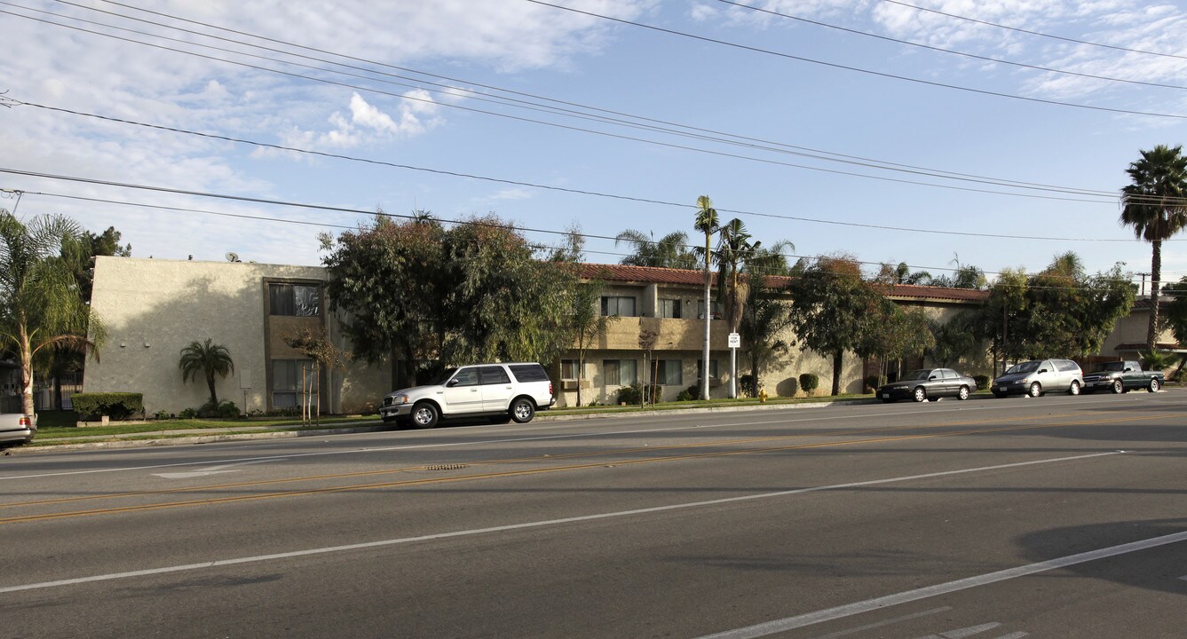 Lambert Apartments in La Habra, CA - Foto de edificio