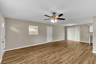 7527 39th Ave E in Palmetto, FL - Building Photo - Building Photo