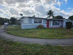 1560 W 53rd Terrace in Hialeah, FL - Building Photo - Building Photo