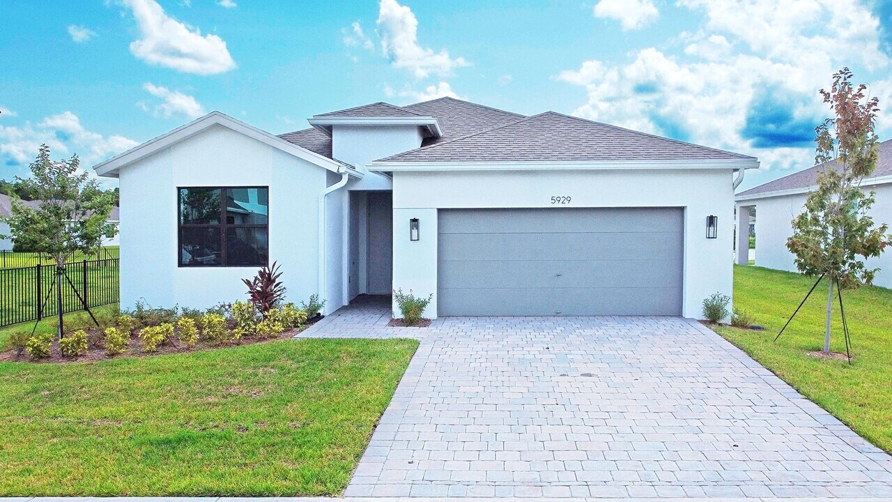 5929 SE Skyblue Cir in Stuart, FL - Building Photo
