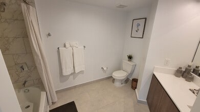 2490 NE 182nd St, Unit C1 in North Miami Beach, FL - Foto de edificio - Building Photo