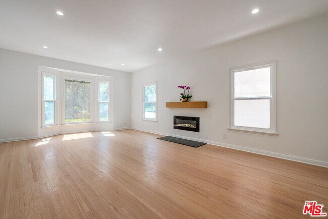 1209 S Highland Ave in Los Angeles, CA - Building Photo - Building Photo