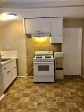 606 W 4th Ave in La Habra, CA - Foto de edificio - Building Photo