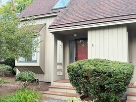 4 Churchill Ct in Bedford, NH - Building Photo