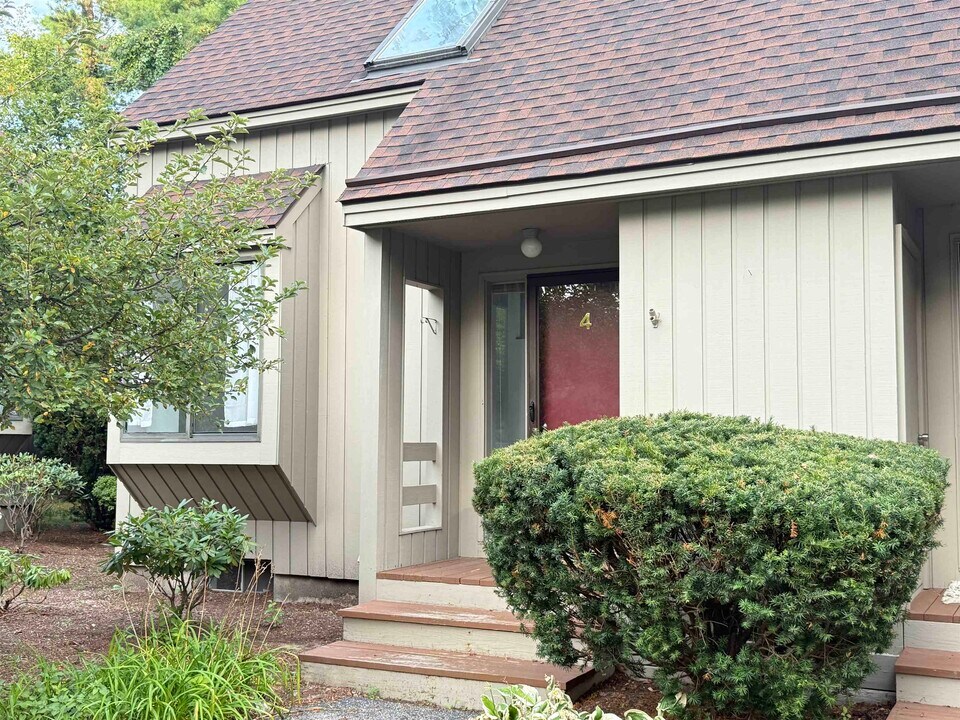 4 Churchill Ct in Bedford, NH - Building Photo