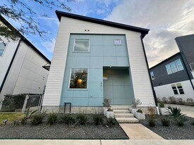 9811 Mocking Bird Hill Ln in Houston, TX - Building Photo