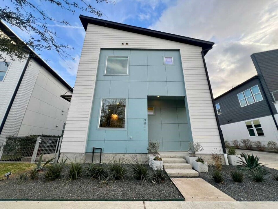 9811 Mocking Bird Hill Ln in Houston, TX - Building Photo