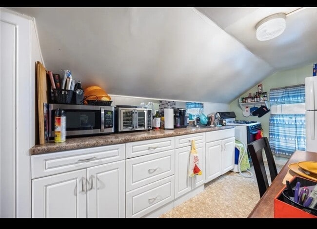 32 W William St, Unit Upstairs W William in Bath, NY - Building Photo - Building Photo