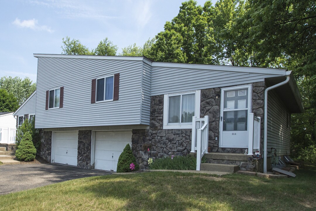 Little Williamsburg Apartments in East Canton, OH - Foto de edificio