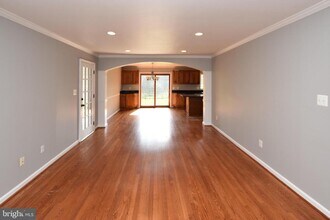 124 Lakeland Dr in Sterling, VA - Building Photo - Building Photo