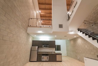 717 N Highland Ave in Los Angeles, CA - Foto de edificio - Building Photo