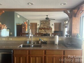 300 Creekside Wy, Unit B-101 in Burnsville, NC - Foto de edificio - Building Photo