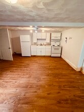 46 Russell St in Plymouth, NH - Foto de edificio - Building Photo