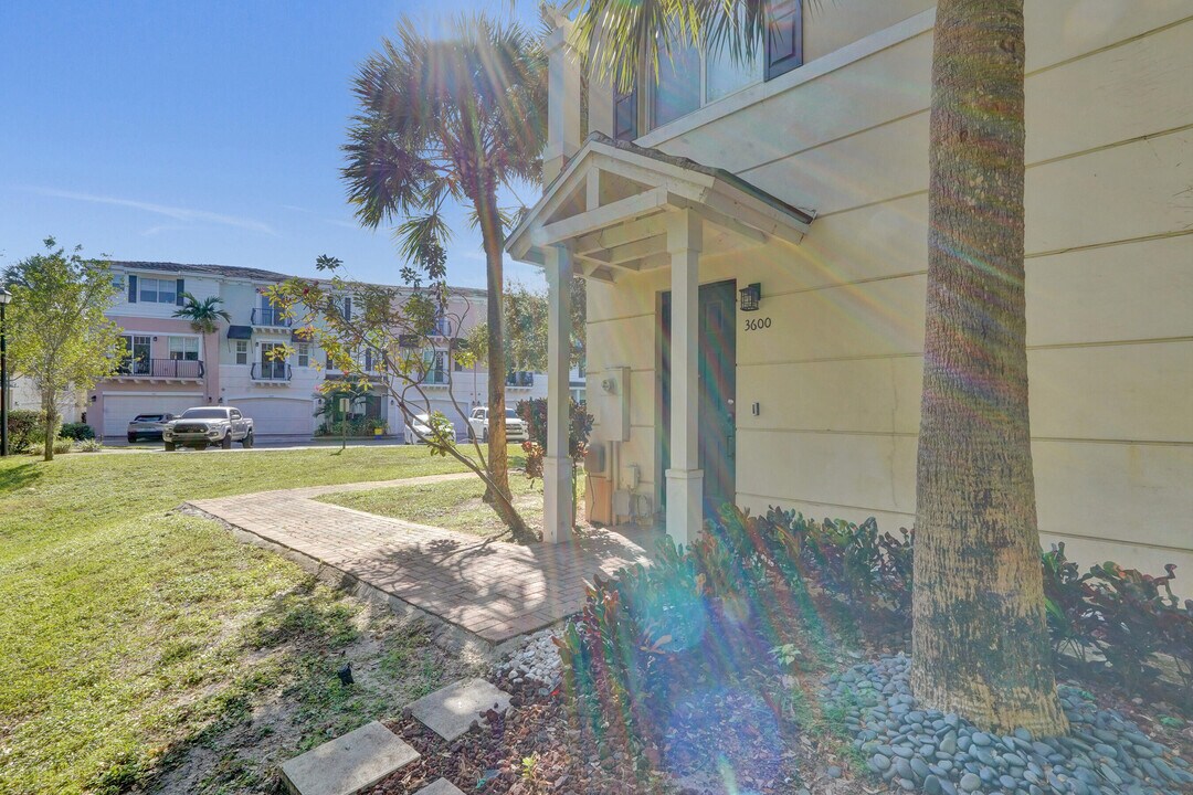 3600 NW 5th Terrace in Boca Raton, FL - Building Photo