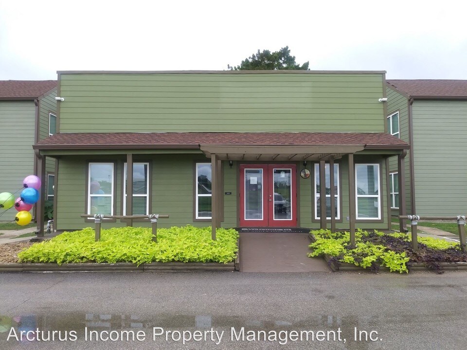 1400 E Henderson Rd in Angleton, TX - Building Photo