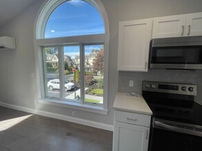 328 Bank St in Harwich, MA - Foto de edificio - Interior Photo