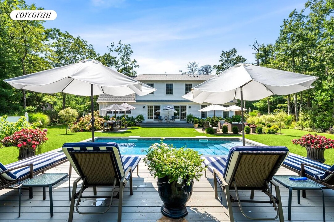 17 Old Sag Harbor Rd in East Hampton, NY - Building Photo