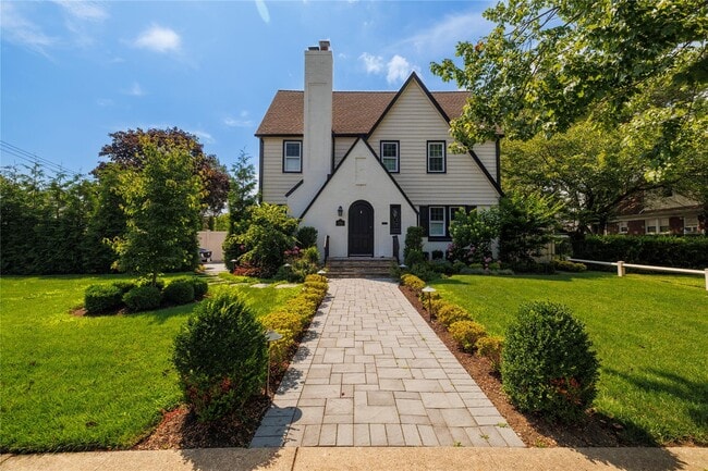 property at 2498 Rockville Centre Pkwy