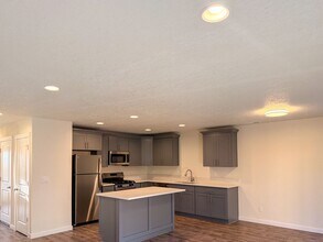 505-507 NW Hillcrest Dr in Dallas, OR - Building Photo - Building Photo