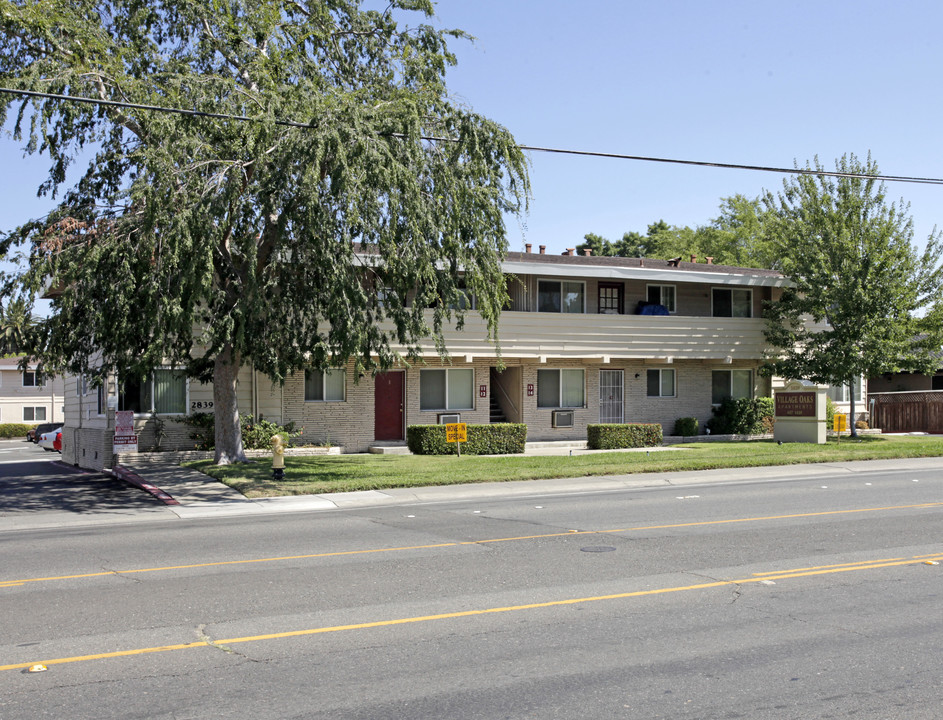 Village Oaks in Sacramento, CA - Building Photo