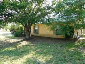 902 Plum Tree Ln in Sarasota, FL - Building Photo - Building Photo