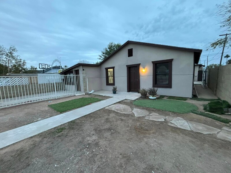 2301 E Yale St in Phoenix, AZ - Foto de edificio