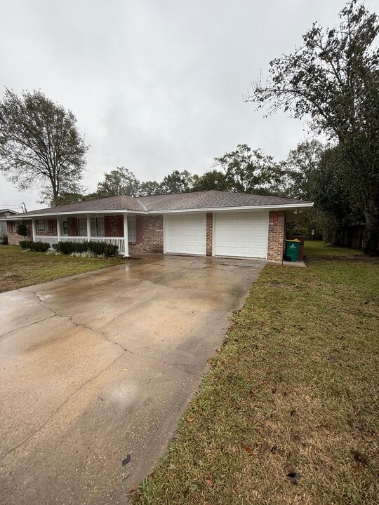 216 Clower Ave in Long Beach, MS - Building Photo