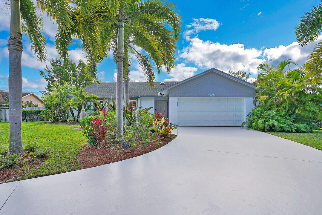 1740 Shower Tree Way in Wellington, FL - Foto de edificio