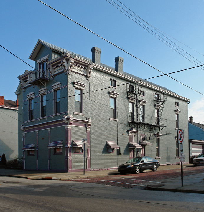 402 E 9th St in Newport, KY - Building Photo