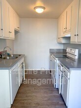 1940 Los Feliz Dr in Thousand Oaks, CA - Foto de edificio - Building Photo