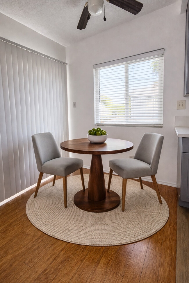 2113 S Orange Dr in Los Angeles, CA - Building Photo - Primary Photo