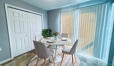 409 SW Madison St in Lee's Summit, MO - Foto de edificio - Building Photo