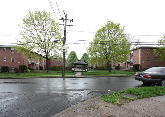 Willow Ridge in New Britain, CT - Foto de edificio - Building Photo