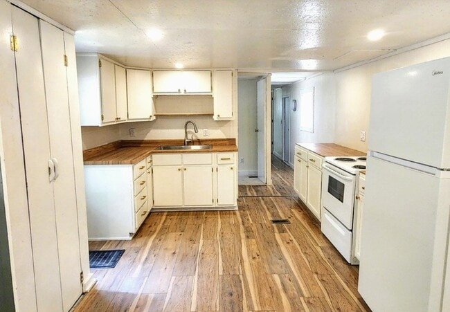 4439 Danville Rd in Big Sandy, TN - Building Photo - Building Photo