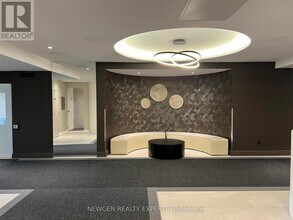 550 Webb Dr in Mississauga, ON - Building Photo - Building Photo