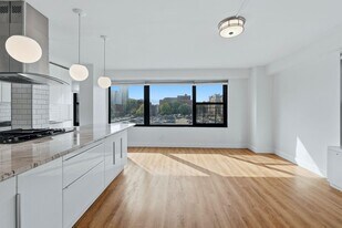 135 Montgomery St in Jersey City, NJ - Building Photo